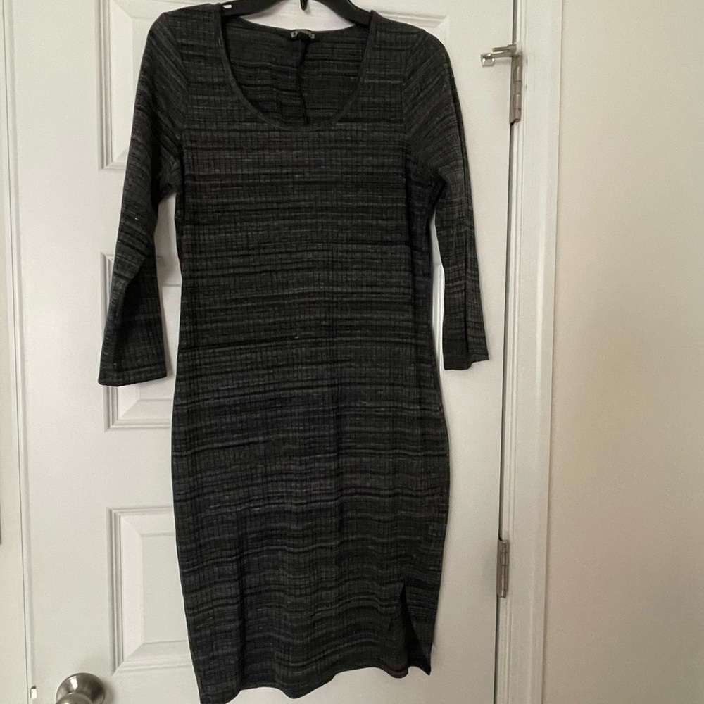 EUC “Express” Form Fitting Stretch Dress 3/4” sleeves Sz Lg W/front side split